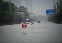 鄭州市民朋友們，暴雨期間請(qǐng)注意留意警示標(biāo)志牌！